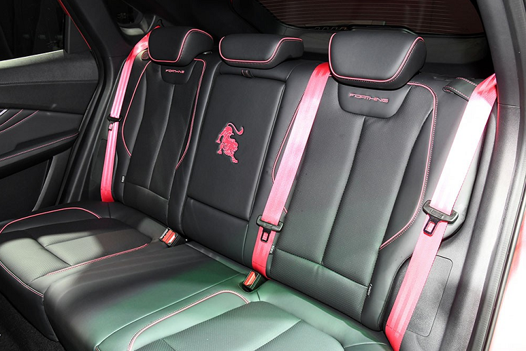 Về trang bị nội thất, Dongfeng Fengxing T5 EVO Goddess Edition vẫn có 2 màn hình 10,25 inch nằm trong cùng một khối theo phong cách của xe sang Mercedes-Benz.