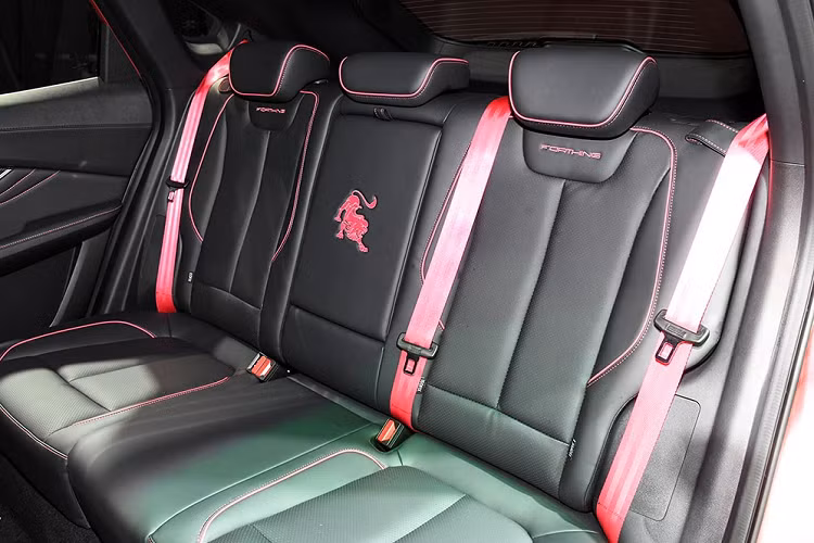 Về trang bị nội thất, Dongfeng Fengxing T5 EVO Goddess Edition vẫn có 2 màn hình 10,25 inch nằm trong cùng một khối theo phong cách của xe sang Mercedes-Benz.