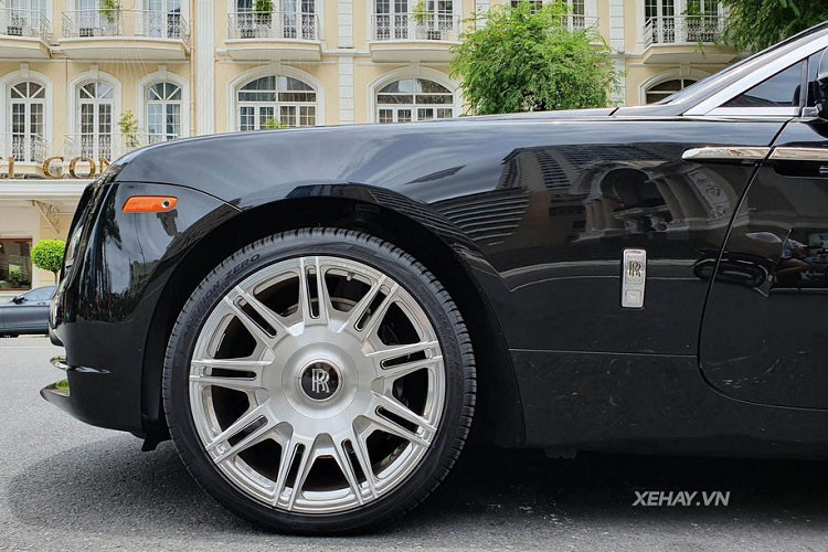 Kích thước tổng thể của mẫu xe siêu sang Rolls-Royce Wraith này lần lượt là 5.269 x 1.947 x 1.507 mm, tương ứng chiều dài x rộng x cao, chiều dài cơ sở đạt 3.112 mm, trọng lượng không tải 2.360 kg và thể tích cốp xe tới 470L.