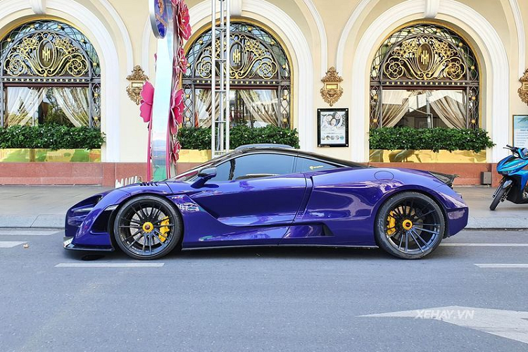 Cung cấp sức mạnh cho McLaren 720S là cỗ máy tăng áp kép V8 4.0L sản sinh công suất 710 mã lực và mô men xoắn cực đại 770Nm, đi kèm hộp số SSG ly hợp kép, siêu xe chỉ cần 2,8 giây để bứt tốc từ 0 - 100 km/h trước khi cán tốc độ tối đa 341 km/h. Mức giá xe McLaren 720S khi mới về Việt Nam khoảng hơn 20 tỷ đồng.