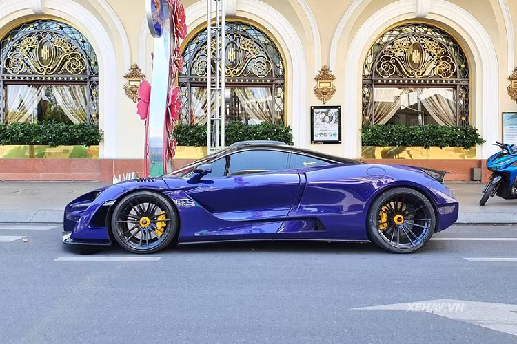 Cung cấp sức mạnh cho McLaren 720S là cỗ máy tăng áp kép V8 4.0L sản sinh công suất 710 mã lực và mô men xoắn cực đại 770Nm, đi kèm hộp số SSG ly hợp kép, siêu xe chỉ cần 2,8 giây để bứt tốc từ 0 - 100 km/h trước khi cán tốc độ tối đa 341 km/h. Mức giá xe McLaren 720S khi mới về Việt Nam khoảng hơn 20 tỷ đồng.