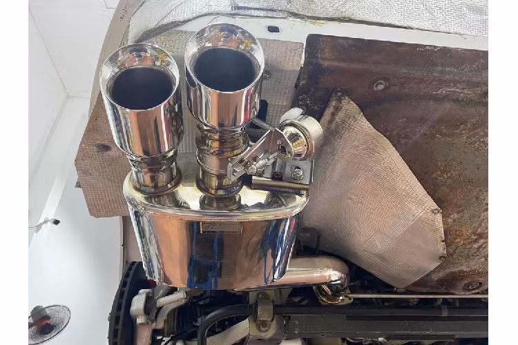 Xe vẫn được trang bị bộ mâm tiêu chuẩn như lúc về nước, mâm xe 5 chấu kép sơn màu bạc. Ferrari 599 GTB Fiorano sử dụng động cơ V12, dung tích 6.0 lít, sản sinh công suất tối đa 612 mã lực và mô-men xoắn cực đại 608 Nm. Động cơ kết hợp cùng hộp số 6 cấp, nhờ đó, Ferrari 599 GTB Fiorano mất khoảng thời gian 3,7 giây để tăng tốc lên 100 km/h từ vị trí xuất phát trước khi đạt vận tốc tối đa 330 km/h.