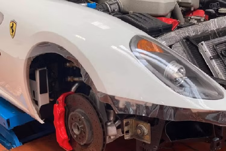 “GTB” là chữ viết tắt của GranTurismo Berlinetta, có nghĩa đây là một mẫu xe Grand Tourer với kiểu dáng của một mẫu Coupe hai cửa. Phần "mông" siêu xe Ferrari 599 GTB Fiorano thiết kế khá gợi cảm, diện mạo của Ferrari 599 GTB Fiorano là thành quả của sự hợp tác giữa hãng siêu xe Ý với Pininfarina, nhà thiết kế xe lừng danh và hiện là đối tác của hãng xe Việt Vinfast.