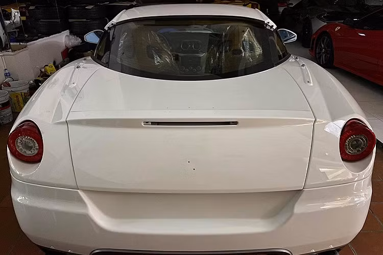 Chiếc siêu xe Ferrari 599 GTB Fiorano hàng hiếm này trải qua cuộc tình với ông Đặng Lê Nguyên Vũ hơn 6 năm qua và chỉ mới sang tay lại cho ông chủ công ty nhập khẩu tư nhân quận 5, TP HCM vào đầu năm Tân Sửu này. 