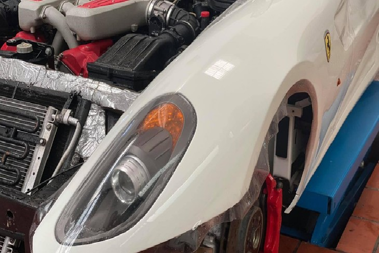 Siêu ngựa này trình làng lần đầu tiên tại triển lãm Geneva 2006 và cũng chính là chiếc Ferrari mạnh nhất tại thời điểm ra mắt. Thiết kế của siêu xe Ferrari 599 GTB Fiorano không lẫn vào đâu được với phần đầu xe kéo dài và đuôi xe ép ngắn lại. Xe có đèn pha thiết kế đẹp mắt và là 1 trong những "đôi mắt" ấn tượng nhất đến ngày nay.