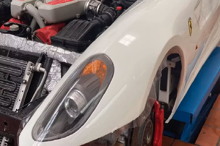 Siêu ngựa này trình làng lần đầu tiên tại triển lãm Geneva 2006 và cũng chính là chiếc Ferrari mạnh nhất tại thời điểm ra mắt. Thiết kế của siêu xe Ferrari 599 GTB Fiorano không lẫn vào đâu được với phần đầu xe kéo dài và đuôi xe ép ngắn lại. Xe có đèn pha thiết kế đẹp mắt và là 1 trong những "đôi mắt" ấn tượng nhất đến ngày nay.