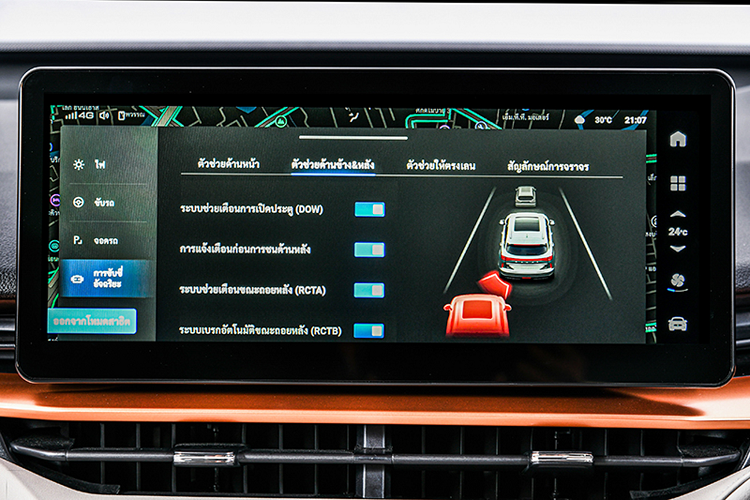 Chìa khóa Haval H6 còn tích hợp điều khiển mở kính cửa sổ từ xa. Kết nối xe thông qua hệ thống ứng dụng di động (kiểm tra khóa cửa xe, định vị xe, bật tắt điều hoà, kiểm tra áp suất lốp…). Haval H6 được trang bị khá nhiều hệ thống an toàn và hỗ trợ lái như: Hệ thống kiểm soát ổn định (ESP), chống trượt, khởi hành ngang dốc (HAC).