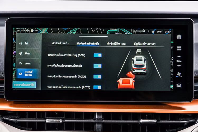 Chìa khóa Haval H6 còn tích hợp điều khiển mở kính cửa sổ từ xa. Kết nối xe thông qua hệ thống ứng dụng di động (kiểm tra khóa cửa xe, định vị xe, bật tắt điều hoà, kiểm tra áp suất lốp…). Haval H6 được trang bị khá nhiều hệ thống an toàn và hỗ trợ lái như: Hệ thống kiểm soát ổn định (ESP), chống trượt, khởi hành ngang dốc (HAC).