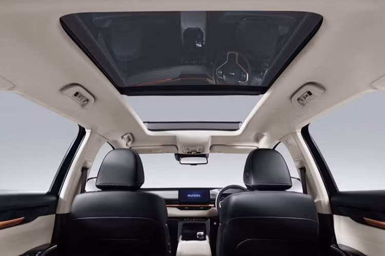 Động cơ xăng hoạt động với mô-tơ điện công suất 177 mã lực, mô-men xoắn 300 Nm. Công suất kết hợp giữa động cơ xăng và điện đạt mức 243 mã lực và mô-men xoắn cực đại lên đến 530Nm (hơn cả Ranger Raptor 500Nm).