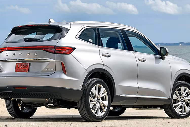 Haval H6 hybrid hoàn toàn mới được định vị phân khúc CUV 5 chỗ, xe sở hữu kích thước (DxRxC) lần lượt: 4.653 x1.886 x 1.724 mm. Đi cùng với chiều dài cơ sở 2.738 mm. Kích thước của H6 lớn hơn so với mẫu Honda CR-V (4.584 x 1.855 x 1.679mm, đi cùng chiều dài cơ sở 2.660mm).