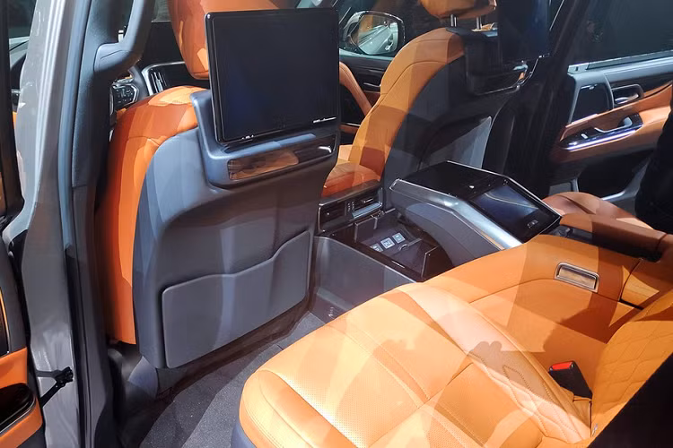 Ngoài động cơ, Lexus LX 500d 2022 không có gì khác so với LX 600 về mặt thiết kế và khung gầm. Xe được phát triển dựa trên khung gầm TNGA tương tự Toyota Land Cruiser 2022 với chiều dài cơ sở giữ nguyên ở mức 2.850 mm như trước. Chiều cao gầm của xe vẫn là 225 mm trong khi góc tiếp cận, góc thoát và góc leo đỉnh dốc cũng giữ nguyên như cũ. Thêm vào đó là khả năng lội nước sâu 700 mm.