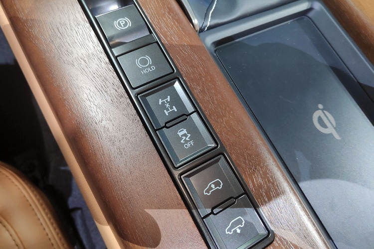 Ở thị trường Nga, phiên bản 4 chỗ của Lexus LX 2022 được gọi là VIP. Trong khi đó, ở Mỹ, phiên bản này có tên Ultra Luxury và ở Nhật Bản là Executive. Dù được gọi bằng cái tên nào thì phiên bản 4 chỗ cũng có 2 ghế thương gia nằm độc lập ở đằng sau, có thể ngả 48 độ. Nếu ghế phụ lái gập xuống, khoảng duỗi chân dành cho hành khách phía sau sẽ tăng lên 1.100 mm.