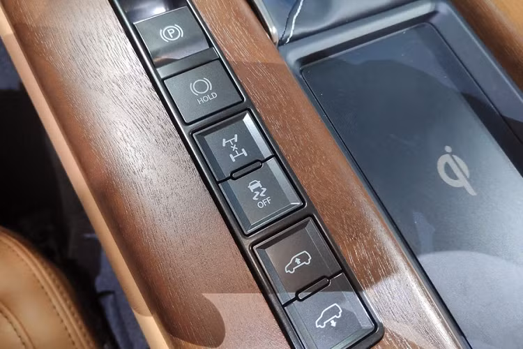 Ở thị trường Nga, phiên bản 4 chỗ của Lexus LX 2022 được gọi là VIP. Trong khi đó, ở Mỹ, phiên bản này có tên Ultra Luxury và ở Nhật Bản là Executive. Dù được gọi bằng cái tên nào thì phiên bản 4 chỗ cũng có 2 ghế thương gia nằm độc lập ở đằng sau, có thể ngả 48 độ. Nếu ghế phụ lái gập xuống, khoảng duỗi chân dành cho hành khách phía sau sẽ tăng lên 1.100 mm.