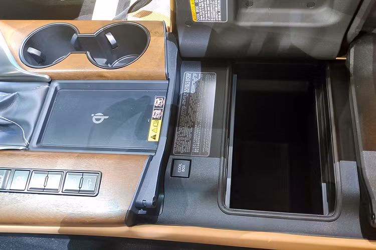 Hiện hàng ghế thứ ba là trang bị tùy chọn chỉ dành cho Lexus LX 2022 phiên bản máy xăng ở thị trường Nga. Đáng tiếc là Lexus LX 2022 vẫn không được trang bị cửa sổ trời toàn cảnh Panorama. Thay vào đó, xe vẫn dùng cửa sổ trời thông thường ở phía trên hàng ghế trước.