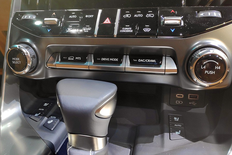 Về công nghệ, Lexus LX 2022 có hệ thống Multi-Terrain Select để tài xế chọn các chế độ lái như Auto (tự động), Dirt (bụi), Sand (cát), Mud (bùn), Deep Snow (tuyết) và Rock (đá). Tiếp đến là hệ thống kiểm soát chiều cao gầm với 4 chế độ cài đặt, bao gồm Low, Normal, Hi1 và Hi2.