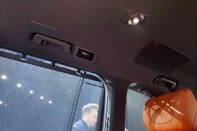 Đằng sau, mẫu xe này dùng cụm đèn hậu LED nối với nhau bằng dải đèn LED ở giữa giống Lexus NX 2022. Bên dưới đèn hậu là tem chữ nổi "Lexus" chứ không phải logo của thương hiệu này.Bên trong Lexus LX 2022 là không gian nội thất không hề liên quan đến Toyota Land Cruiser thế hệ mới. Ngôi sao của nội thất là 2 màn hình với kích thước 12,3 inch và 7 inch nằm chồng lên nhau mới. Màn hình trên được dùng để chỉnh hệ thống đa phương tiện, cài đặt xe và hệ thống định vị. Trong khi đó, màn hình bên dưới dùng để chỉnh điều hòa và chế độ lái.