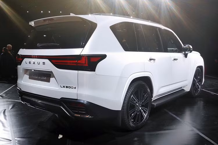 Có vẻ như Lexus LX 500d 2022 mới sẽ chỉ được bày bán ở một vài thị trường trên thế giới, một trong số đó là Nga. Trong khi đó, ở những thị trường khác như Mỹ và Nhật Bản, Lexus LX 2022 hiện chỉ có phiên bản LX 600 với động cơ xăng V6, dung tích 3.5L dùng chung với Toyota Land Cruiser mới.