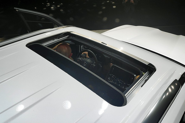 Những trang bị đáng chú ý khác của Lexus LX 2022 bao gồm bảng đồng hồ kỹ thuật số, hệ thống âm thanh Lexus Premium Sound System 10 loa tiêu chuẩn hoặc Mark Levinson cao cấp với 25 loa, tính năng ra lệnh bằng giọng nói "Hey Lexus", khởi động máy bằng vân tay và tính năng cập nhật phần mềm qua Wi-Fi mới. 