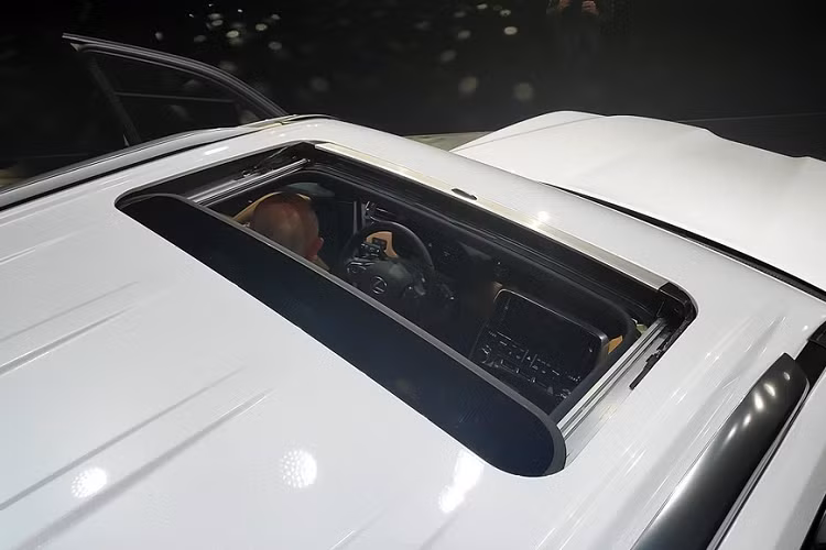 Những trang bị đáng chú ý khác của Lexus LX 2022 bao gồm bảng đồng hồ kỹ thuật số, hệ thống âm thanh Lexus Premium Sound System 10 loa tiêu chuẩn hoặc Mark Levinson cao cấp với 25 loa, tính năng ra lệnh bằng giọng nói "Hey Lexus", khởi động máy bằng vân tay và tính năng cập nhật phần mềm qua Wi-Fi mới. 