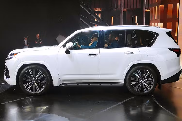 Riêng phiên bản F Sport của Lexus LX 2022 sẽ được trang bị hệ thống treo cứng hơn và khóa vi sai chống trượt Torsen trên cầu sau. Cuối cùng là gói công nghệ an toàn Lexus Safety System+ với phanh khẩn cấp tự động nâng cấp, có thể phát hiện người đạp xe, người đi bộ và xe đang đến ở giao lộ. 