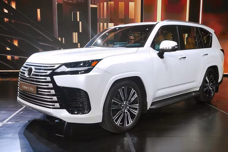 Lexus LX thế hệ mới đã chính thức trình làng trong sự kiện trực tuyến vào tối hôm 13/10/2021 vừa qua. Đồng thời, hãng Lexus cũng tổ chức sự kiện trưng bày mẫu xe này tại 3 thị trường quan trọng là Ả-Rập Xê-Út, Các tiểu vương quốc Ả-Rập Thống nhất (UAE) và Nga. Tại sự kiện ở Nga, thương hiệu xe sang Nhật Bản đã trưng bày cả phiên bản Lexus LX 500d 2022 máy dầu của mẫu SUV hạng sang cỡ lớn này.