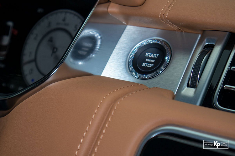 Hệ thống ghế ngồi trên "trùm cuối" của dòng Range Rover bọc da Windsor hảo hạng, ghế trước chỉnh điện 24 hướng, nhớ 3 vị trí. Hai vị trí đặc biệt dành cho ông chủ ngồi phía sau sẽ có 2 bàn làm việc có thể đóng/mở điện, tựa đầu và màn hình giải trí đặt ở lưng hàng ghế đầu.