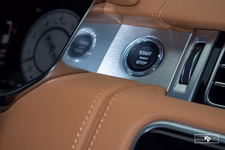 Hệ thống ghế ngồi trên "trùm cuối" của dòng Range Rover bọc da Windsor hảo hạng, ghế trước chỉnh điện 24 hướng, nhớ 3 vị trí. Hai vị trí đặc biệt dành cho ông chủ ngồi phía sau sẽ có 2 bàn làm việc có thể đóng/mở điện, tựa đầu và màn hình giải trí đặt ở lưng hàng ghế đầu.