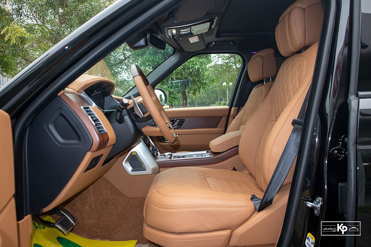 Vô-lăng xe Range Rover SVAutobiography 2021 dạng 4 chấu bọc da Nappa và ốp gỗ cùng nhiều phím bấm chức năng. Ở phía sau, xe có màn hình điện tử đến 12,3 inch với khả năng hiển thị Full HD và có thể tùy chỉnh theo ý muốn của chủ nhân.
