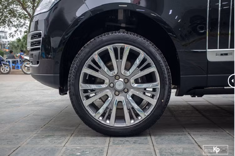 Động cơ trên sẽ được ghép nối với hộp số tự động 8 cấp và hệ dẫn động 4 bánh toàn thời gian. Được biết, phiên bản này có khả năng tăng tốc từ 0-100 km/h trong 6,5 giây trước khi đạt tốc độ tối đa 225 km/h.