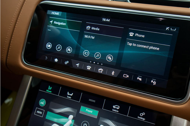 Tiến ra phần đuôi, dáng vẻ bệ vệ thể hiện rõ nét trên Range Rover SVAutobiography, cặp ống xả đôi bọc crom giúp chiếc xe cân đối, cụm đèn hậu tương tự phiên bản cũ. Khác biệt lớn nhất của chiếc xe mới Range Rover SVAutobiography 2021 mới về nước là xe sử dụng ốp gỗ sần tự nhiên thay vì dạng gỗ bóng như những phiên bản trước đây. Loại gỗ đặc biệt này mang đến cảm giác "sờ, chạm" cực kỳ gần gũi, nhưng vẫn toát lên vẻ sang trọng cao cấp của mẫu SUV này.