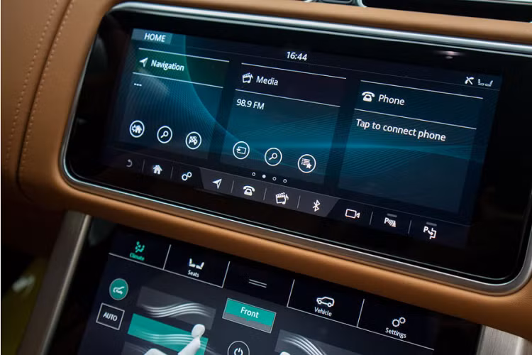 Tiến ra phần đuôi, dáng vẻ bệ vệ thể hiện rõ nét trên Range Rover SVAutobiography, cặp ống xả đôi bọc crom giúp chiếc xe cân đối, cụm đèn hậu tương tự phiên bản cũ. Khác biệt lớn nhất của chiếc xe mới Range Rover SVAutobiography 2021 mới về nước là xe sử dụng ốp gỗ sần tự nhiên thay vì dạng gỗ bóng như những phiên bản trước đây. Loại gỗ đặc biệt này mang đến cảm giác "sờ, chạm" cực kỳ gần gũi, nhưng vẫn toát lên vẻ sang trọng cao cấp của mẫu SUV này.