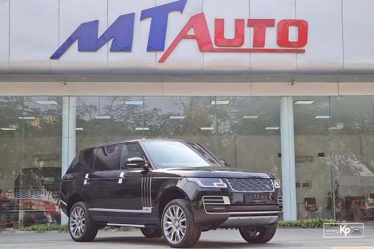 Range Rover SVAutobiography là mẫu xe cao cấp nhất của dòng SUV hạng sang cỡ lớn đến từ Anh quốc. Xe được các ông chủ, giới nhà giàu Việt lựa chọn bởi vẻ ngoài lịch lãm, sang trọng, khoang lái đầy ắp sự tiện nghi với những vật liệu xa xỉ đúng chất quý tộc. Tất cả những mẫu xe này đều về nước dưới dạng nhập khẩu tư nhân với các tùy chọn cá nhân hóa, dung tích động cơ khác nhau. Chiếc Range Rover SVAutobiography 2021 mới đầu tiên về Việt Nam trong bài viết này cũng tương tự.