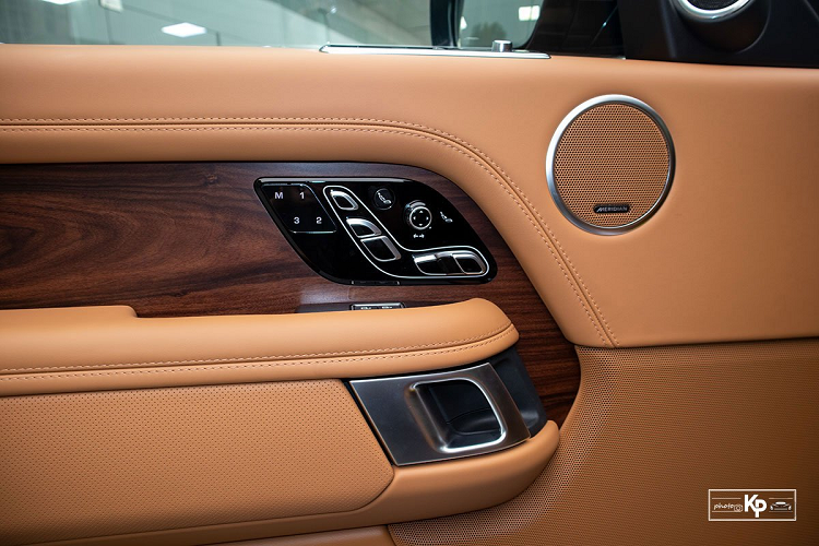 Trong khi đó, màn hình bên dưới sẽ giúp khách hàng điều chỉnh điều hòa, chức năng ghế như sưởi, sấy, massage... nâng cao trải nghiệm tiện nghi cho người dùng. Những trang bị khác mà SVAutobiography 2021 sở hữu như cần số núm xoay, nút bấm khởi động đều được chế bằng kim loại cắt vát kim cương đầy xa xỉ, đồng hồ Zenith phía sau, tủ lạnh mini, điều hòa 4 vùng độc lập, rèm che nắng chỉnh điện...