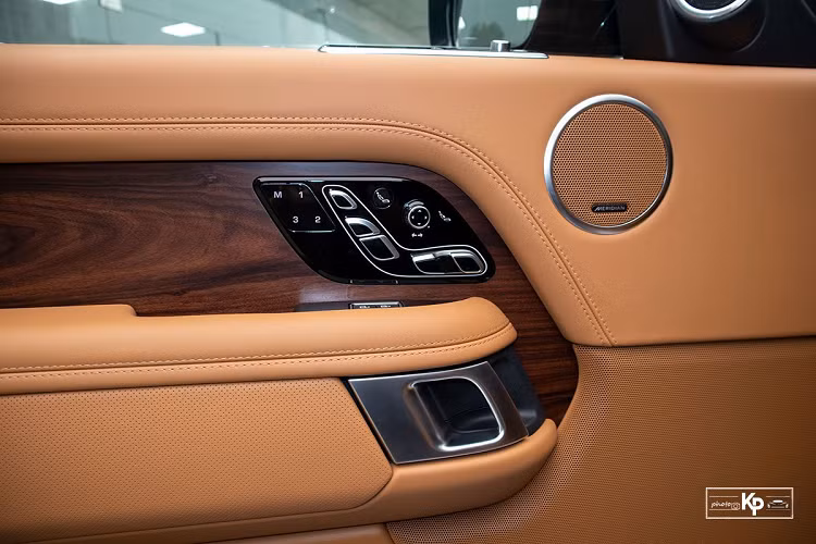 Trong khi đó, màn hình bên dưới sẽ giúp khách hàng điều chỉnh điều hòa, chức năng ghế như sưởi, sấy, massage... nâng cao trải nghiệm tiện nghi cho người dùng. Những trang bị khác mà SVAutobiography 2021 sở hữu như cần số núm xoay, nút bấm khởi động đều được chế bằng kim loại cắt vát kim cương đầy xa xỉ, đồng hồ Zenith phía sau, tủ lạnh mini, điều hòa 4 vùng độc lập, rèm che nắng chỉnh điện...