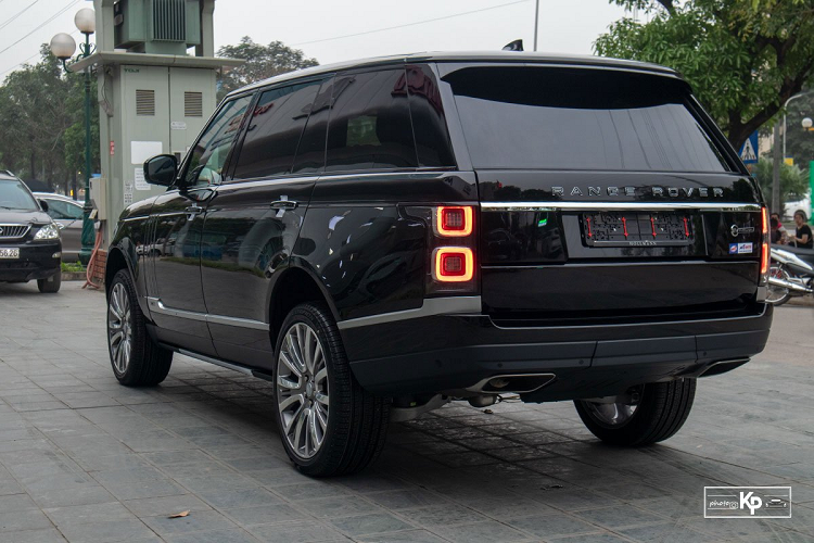 Hiện tại, giá xe Range Rover SVAutobiography 2021 đầu tiên được đại lý tư nhân tại Hà Nội chào bán với mức giá hơn 13 tỷ đồng. Mức giá này đắt không kém gì những mẫu siêu xe đang bán trên thị trường hiện nay.