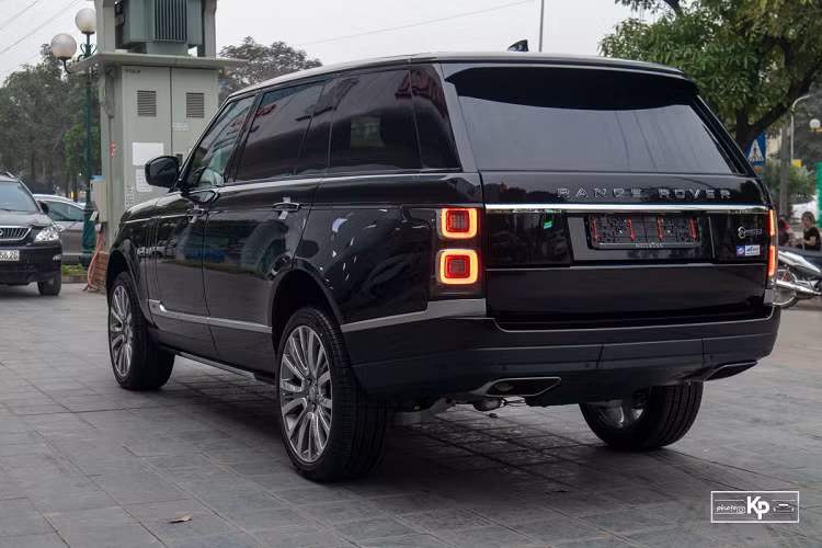 Hiện tại, giá xe Range Rover SVAutobiography 2021 đầu tiên được đại lý tư nhân tại Hà Nội chào bán với mức giá hơn 13 tỷ đồng. Mức giá này đắt không kém gì những mẫu siêu xe đang bán trên thị trường hiện nay.