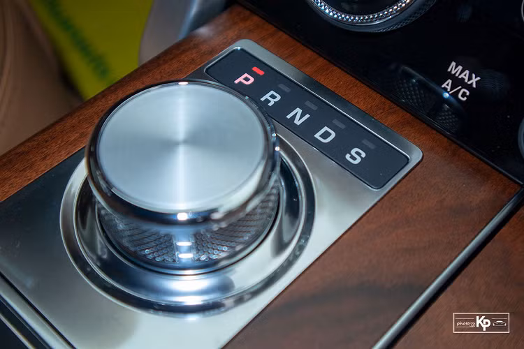 Khu vực điều khiển trung tâm trên Range Rover SVAutobiography được thiết kế liền mạch với 2 màn hình 10 inch Touch Pro Duo. Một màn hình sẽ ưu tiên phục vụ nhu cầu giải trí của hành khách với khả năng kết nối điện thoại thông minh qua Apple CarPlay/Android Auto... Đầu ra là dàn âm thanh vòm Meridian™ sử dụng công nghệ Meridian Trifield với 29 loa, gồm bộ loa trầm hai kênh được bố trí khắp khoang nội thất.