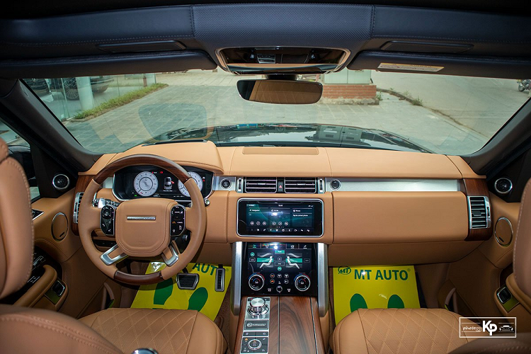 Range Rover SVAutobiography 2021 sử dụng bộ mâm có kích thước đến 22 inch màu crom, xe được trang bị bệ bước chân tự động đẩy ra khi mở cửa. Gương chiếu hậu của SVAutobiography chỉnh điện, tự động gập có sấy kính, nhớ vị trí, tự động điều chỉnh khi lùi và cảnh báo điểm mù.