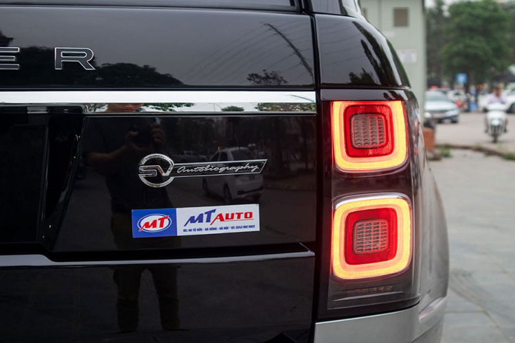 SUV hạng sang Range Rover SVAutobiography 2021 sở hữu (trục cơ sở kéo dài) số đo "3 vòng" chiều Dài x Rộng x Cao tương ứng là là 5.200 x 2.220 x 1.868 (mm) và chiều dài cơ sở 3.122 mm. Ở ngoại hình, SVAutobiography 2021 không khác biệt so với những phiên bản đã về nước trước đây với cụm đèn chiếu sáng sử dụng công nghệ LED toàn phần chia khoang kết hợp cùng dải LED định vị ban ngày. Hệ thống lưới tản nhiệt của xe được trau chuốt tỉ mỉ với chất liệu crom.