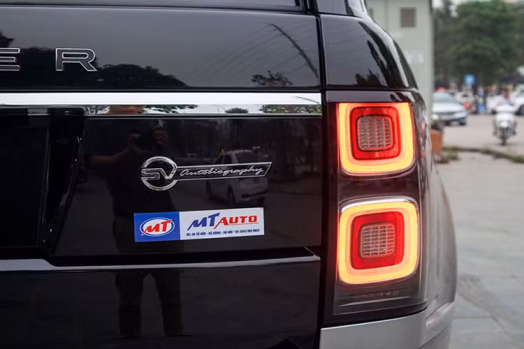 SUV hạng sang Range Rover SVAutobiography 2021 sở hữu (trục cơ sở kéo dài) số đo "3 vòng" chiều Dài x Rộng x Cao tương ứng là là 5.200 x 2.220 x 1.868 (mm) và chiều dài cơ sở 3.122 mm. Ở ngoại hình, SVAutobiography 2021 không khác biệt so với những phiên bản đã về nước trước đây với cụm đèn chiếu sáng sử dụng công nghệ LED toàn phần chia khoang kết hợp cùng dải LED định vị ban ngày. Hệ thống lưới tản nhiệt của xe được trau chuốt tỉ mỉ với chất liệu crom.