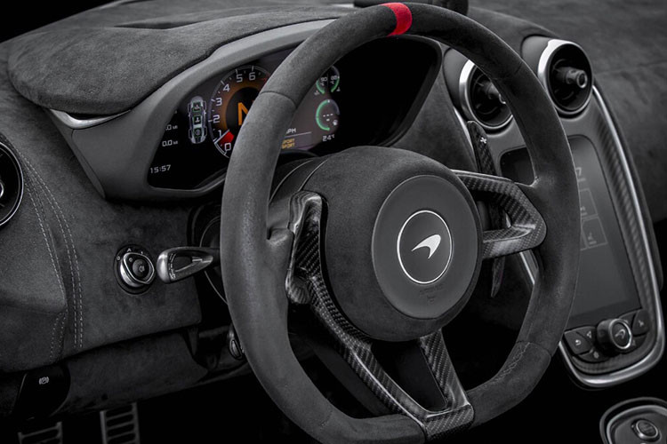 Bên cạnh màu sơn đen, siêu xe giới hạn McLaren 620R còn được hoàn thiện 1 trong 2 màu sơn tiêu chuẩn khác là cam McLaren và trắng Silica. Chiếc siêu xe McLaren 620R đang lăn bánh trên đường phố Philippines có tuỳ chọn ghế ngồi carbon dạng xe đua giống với các siêu xe giới hạn McLaren 765LT thứ 1, 2 và 3 về Việt Nam.