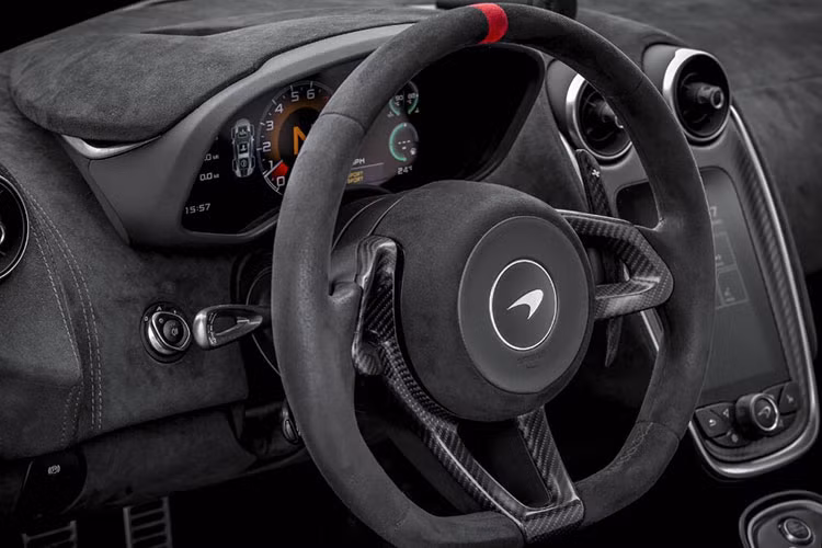 Bên cạnh màu sơn đen, siêu xe giới hạn McLaren 620R còn được hoàn thiện 1 trong 2 màu sơn tiêu chuẩn khác là cam McLaren và trắng Silica. Chiếc siêu xe McLaren 620R đang lăn bánh trên đường phố Philippines có tuỳ chọn ghế ngồi carbon dạng xe đua giống với các siêu xe giới hạn McLaren 765LT thứ 1, 2 và 3 về Việt Nam.