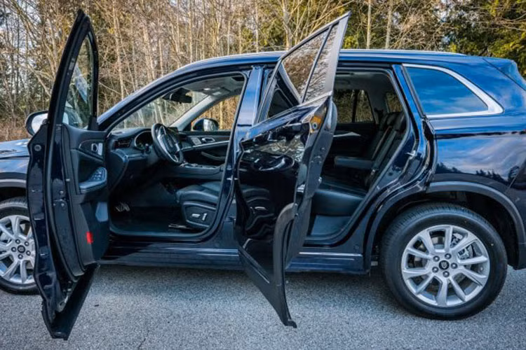 Về truyền động, Skywell Imperium ET5 thế hệ mới có sức mạnh đến từ nguồn pin lithium-ion 72 kWh sản sinh ra công suất 204 mã lực. Sau mỗi lần sạc, xe có khả năng chạy được 460km. Skywell Imperium ET5 chỉ mất 30 phút để sạc pin từ 20% lên 80% bằng bộ sạc nhanh DC và mất 7 giờ khi dùng sạc AC 11 kW.