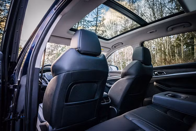 Theo thông tin đăng tải trên website của Skyworth, Skywell Imperium ET5 được cung cấp các trang bị an toàn như: hệ thống kiểm soát hành trình thích ứng toàn dải tốc độ, cảnh báo chệch làn đường, phanh khẩn cấp tự động, hỗ trợ giữ làn, hỗ trợ hành trình tích hợp, hỗ trợ khởi hành ngang dốc, chức năng đỗ xe tự động, nhận dạng giới hạn tốc độ, camera lùi, camera quan sát 360 độ và đèn pha chủ động.