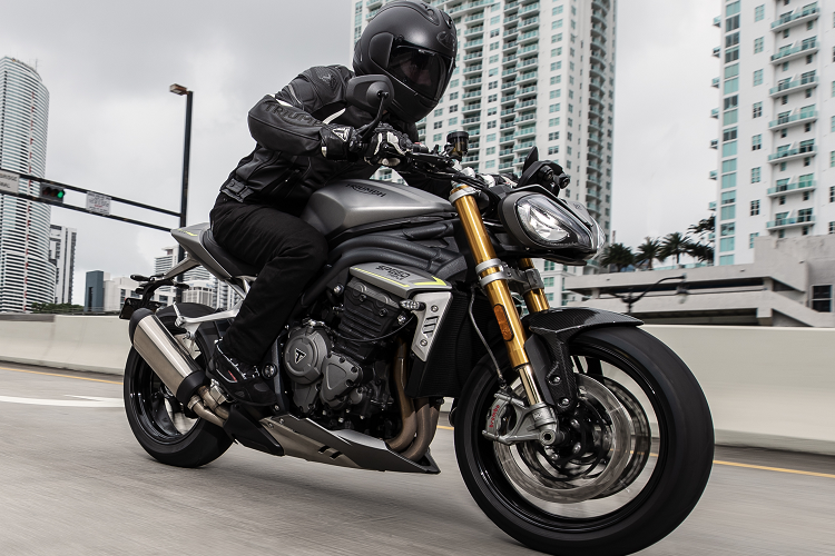 Hộp số 6 cấp trang bị tiêu chuẩn với bộ ly hợp trợ lực và trượt nhẹ hơn, thiết kế bánh răng xếp chồng lên nhau cho phép chuyển số mượt mà hơn so với Speed Triple 1050. Triumph Speed Triple 1200RS 2021 mới cũng nhẹ hơn đáng kể so với bản 1050, trọng lượng ướt 198 kg, giảm 10 kg so với bản trước.