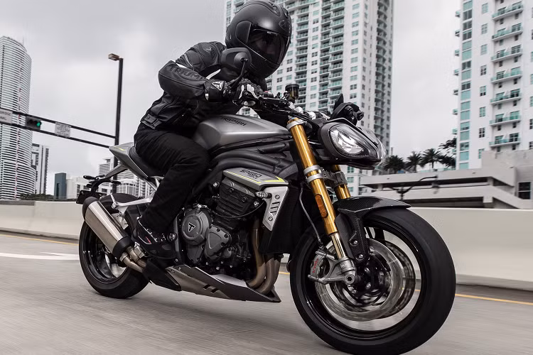 Hộp số 6 cấp trang bị tiêu chuẩn với bộ ly hợp trợ lực và trượt nhẹ hơn, thiết kế bánh răng xếp chồng lên nhau cho phép chuyển số mượt mà hơn so với Speed Triple 1050. Triumph Speed Triple 1200RS 2021 mới cũng nhẹ hơn đáng kể so với bản 1050, trọng lượng ướt 198 kg, giảm 10 kg so với bản trước.