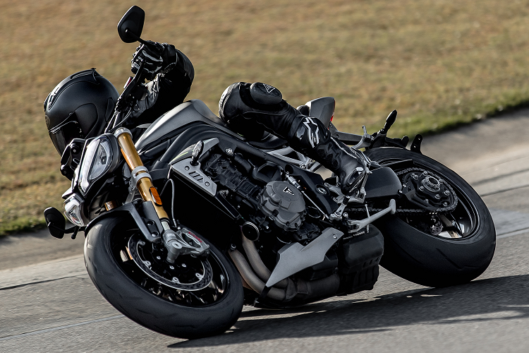 Triumph nhấn mạnh rằng Speed Triple mới được thiết kế để trở thành một chiếc streetfighter, không phải là một chiếc superbike bị loại bỏ phần vỏ. Việc thiết kế mới giúp người lái không chỉ xử lý chiếc xe mạnh mẽ trên đường phố mà hoàn toàn có thể thể hiện sức mạnh trên đường đua.