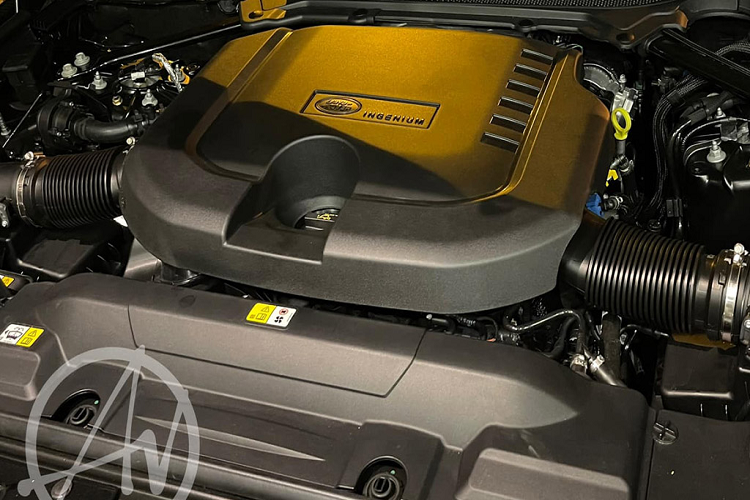 Nhờ vậy, xe có khả năng tăng tốc lên 100 km/h từ trạng thái đứng im trong 7,2 giây và vận tốc cực đại là 225 km/h. Trái với nhiều hãng xe phổ thông, với động cơ dầu thường vận hành gây ra nhiều tiếng ồn hơn so với động cơ xăng; Range Rover nổi danh với công nghệ chế tạo những cỗ máy dầu rất êm; cho khả năng vận hành mượt mà, mạnh mẽ, tiết kiệm chi phí và quan trọng nhất là không gây khó chịu cho các ông bà chủ ngồi bên trong xe.