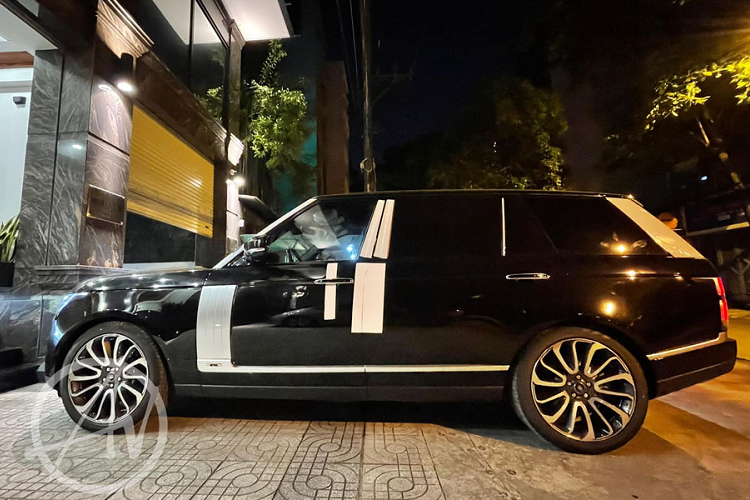 Hiện đơn vị nhập khẩu chưa công bố giá xe Range Rover D350 Autobiography LWB 2021 mới này. Trước đó vài ngày - hồi cuối tháng 5 vừa qua, cũng vừa có một chiếc Ranger Rover SVAutobiography 3.0 về Hà Nội với giá trị trên 12 tỷ đồng. Còn tại chính quốc nước Anh, một chiếc D350 Autobiography LWB 2021 được Range Rover niêm yết giá cơ bản từ 116.100 bảng Anh, quy đổi giá trị tương đương khoảng 3,7 tỷ đồng.