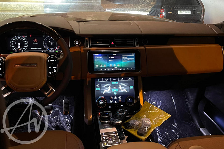 Mẫu xe Ranger Rover Autobiography 2021 máy dầu này có kích thước tổng thể dài x rộng x cao lần lượt 5.200 x 2.073 x 1.868 mm. Chiều dài cơ sở 3.120mm, nặng 2,4 tấn. Dàn chân của xe được trang bị bộ mâm đa chấu, kích thước siêu khủng lên tới 22 inch. Xe sử dụng hệ thống treo thích ứng, với phuộc khí nén ở phía sau hứa hẹn khả năng nâng - hạ gầm.